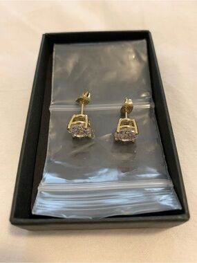 Gold tone zirconia earrings 💎